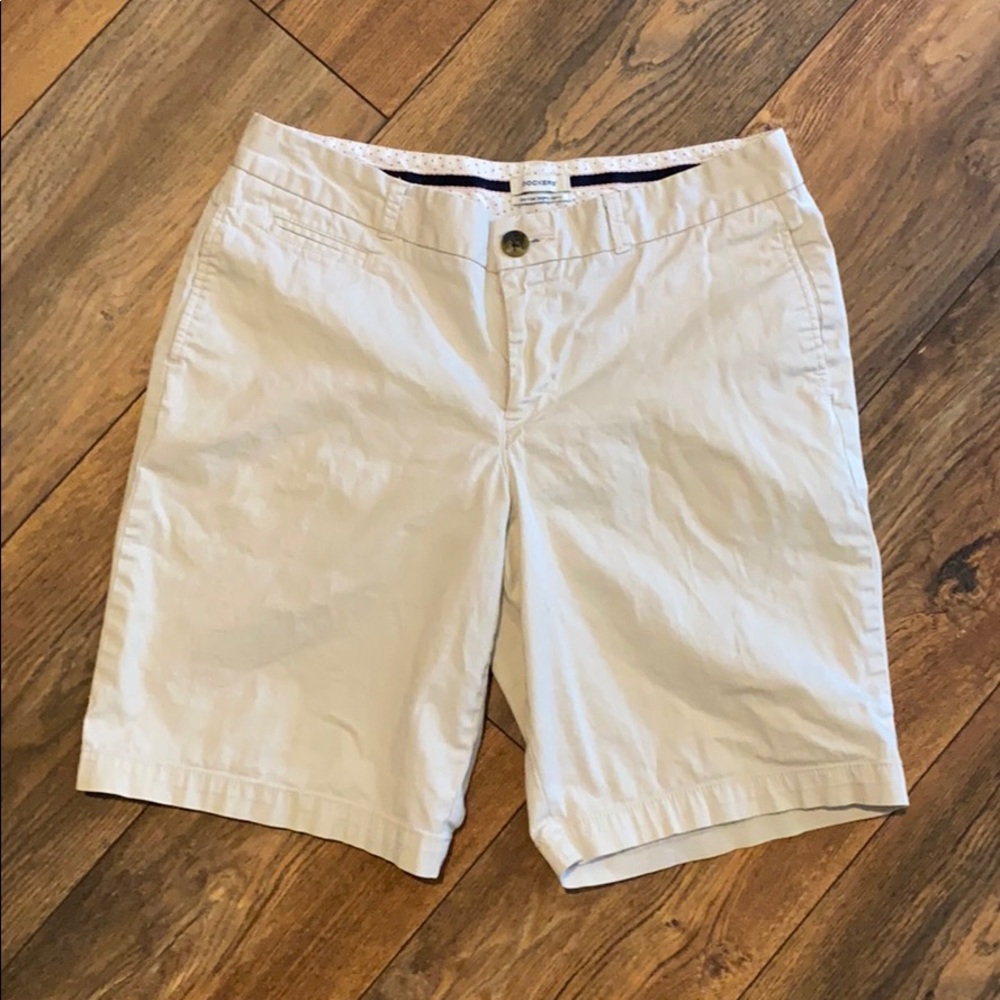 Dockers Khaki shorts EUC Size 6